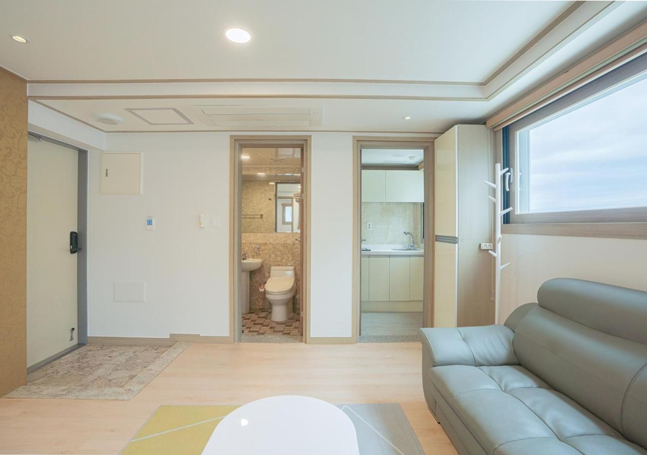 J2 Family Hotel Jeju Bagian luar foto