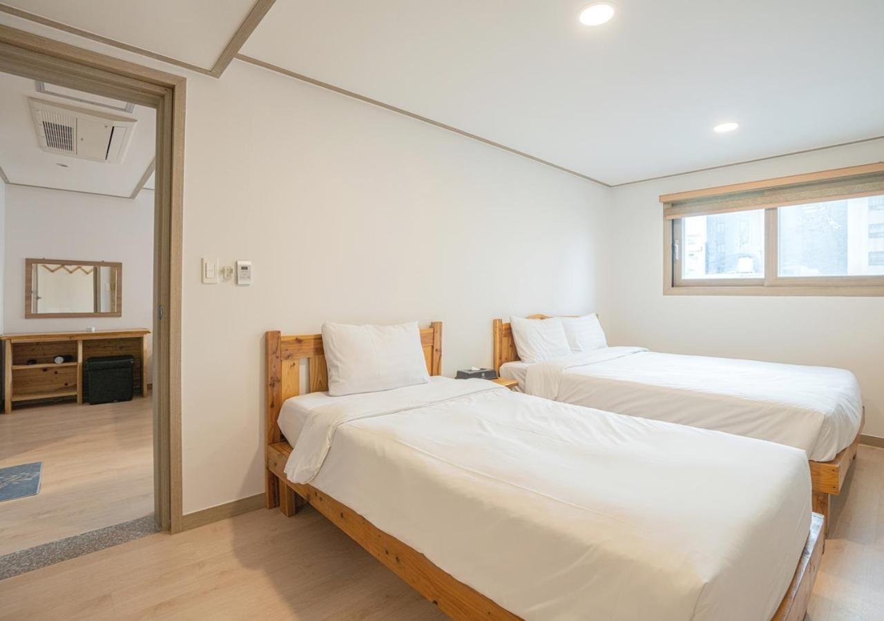 J2 Family Hotel Jeju Bagian luar foto