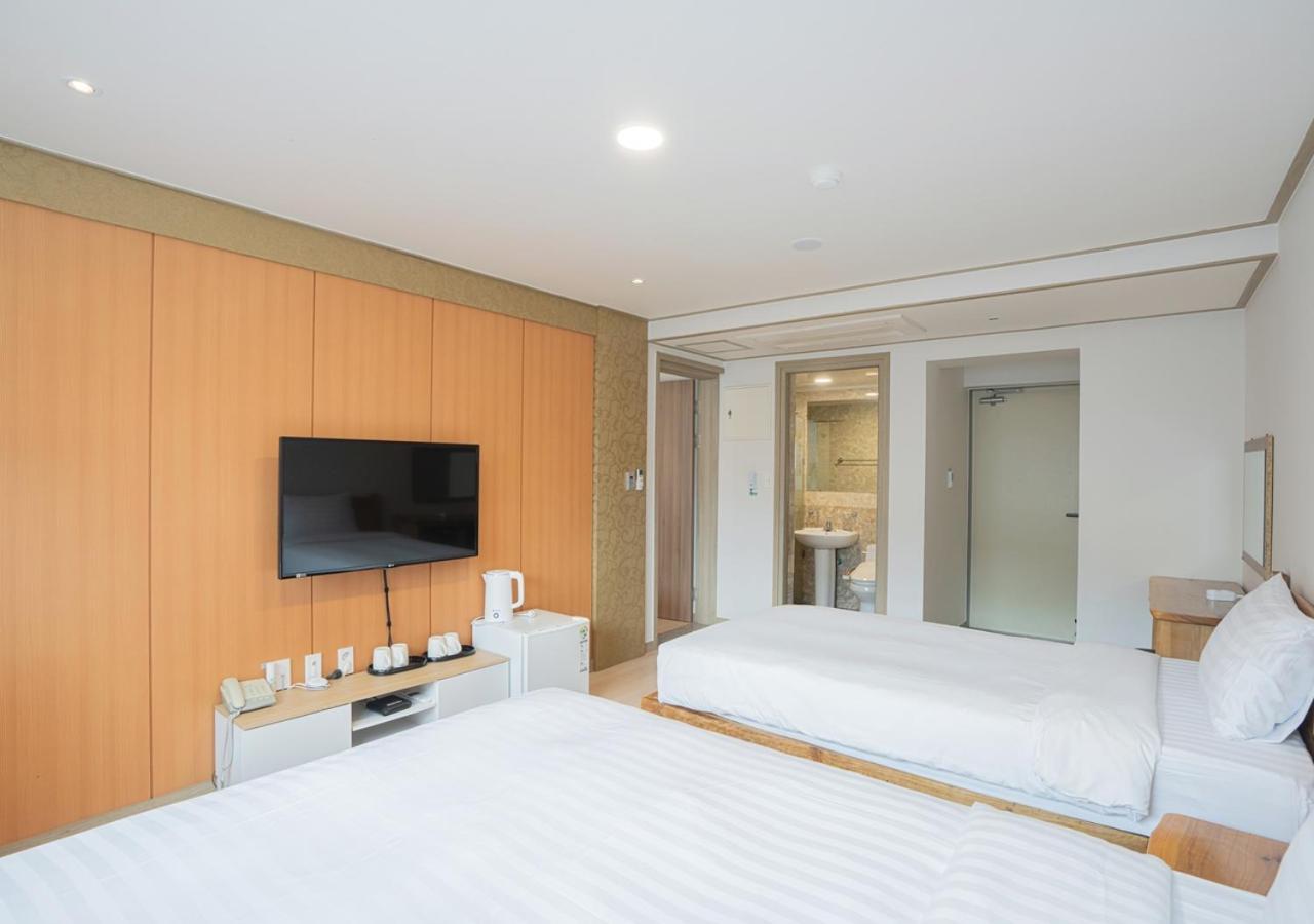 J2 Family Hotel Jeju Bagian luar foto