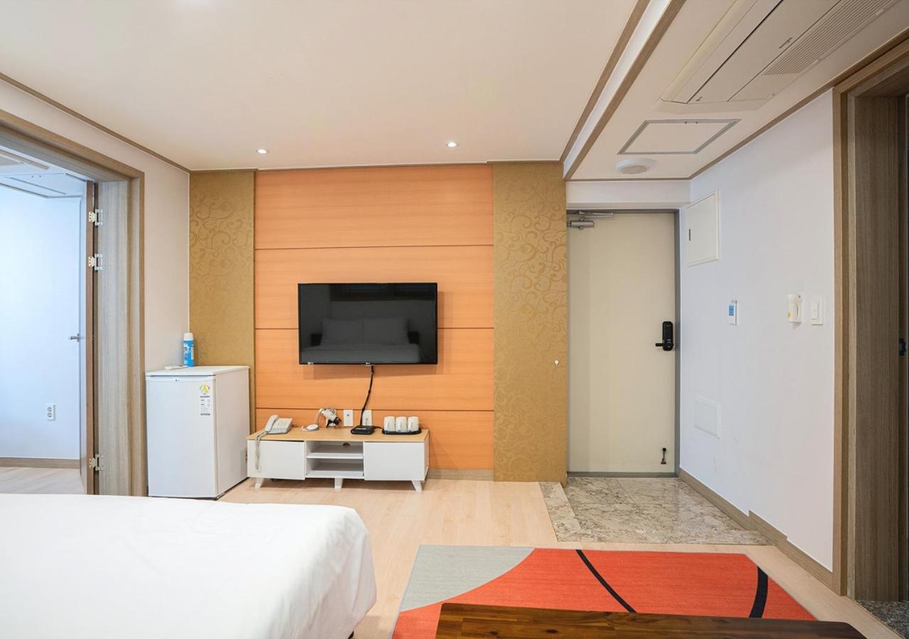 J2 Family Hotel Jeju Bagian luar foto