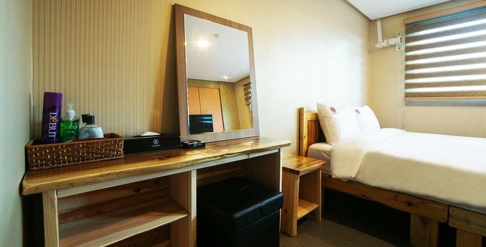J2 Family Hotel Jeju Bagian luar foto