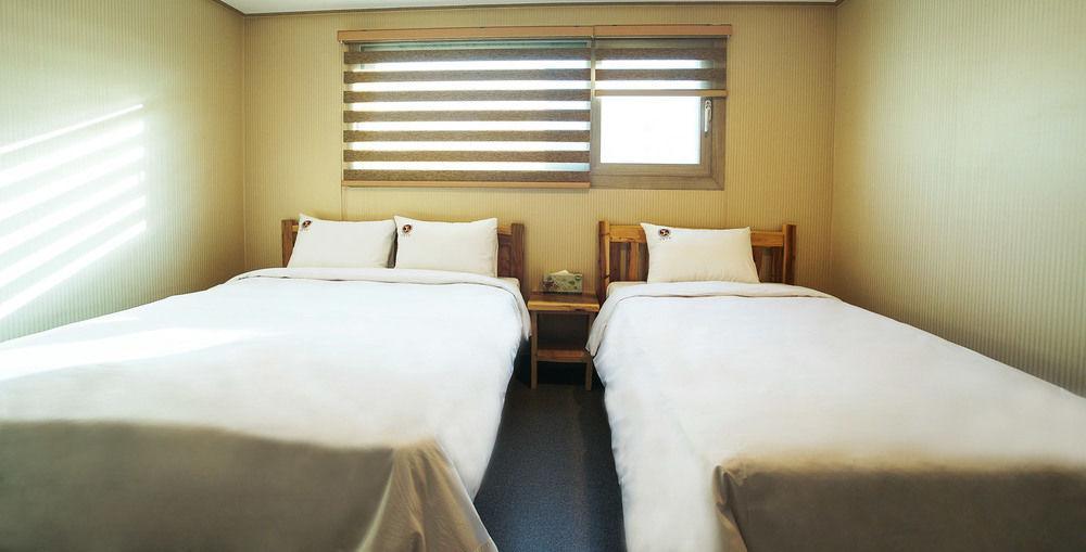 J2 Family Hotel Jeju Bagian luar foto