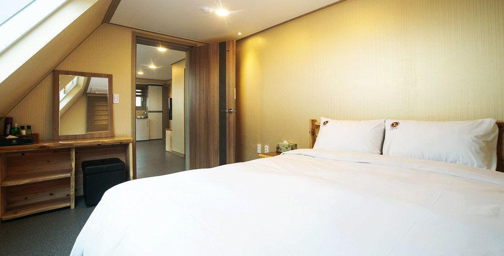 J2 Family Hotel Jeju Bagian luar foto