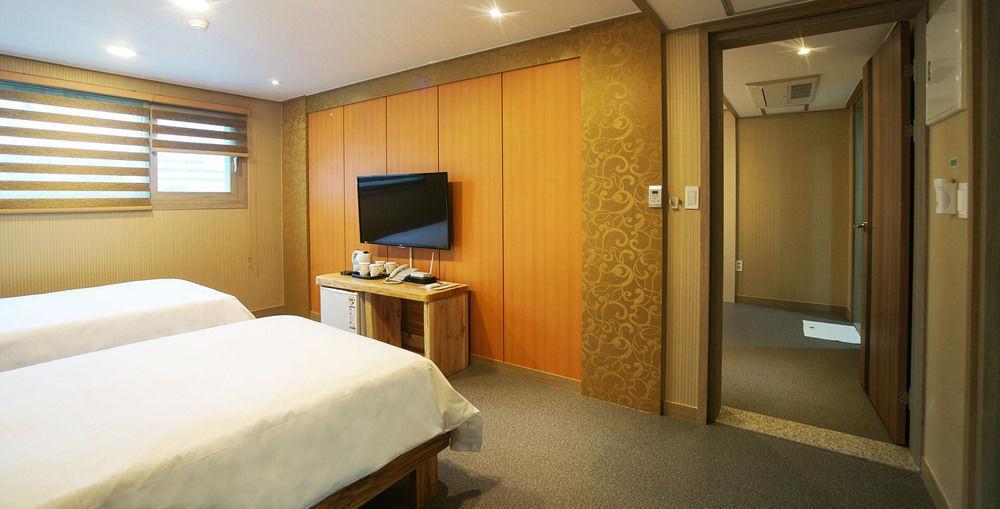 J2 Family Hotel Jeju Bagian luar foto