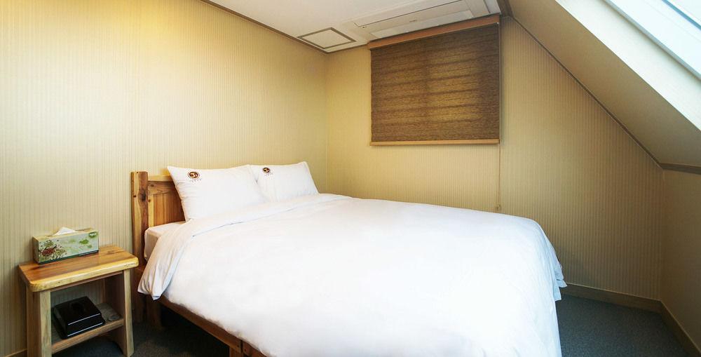 J2 Family Hotel Jeju Bagian luar foto