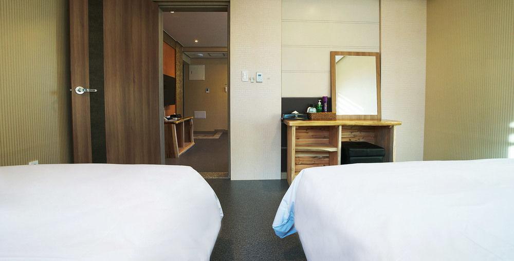 J2 Family Hotel Jeju Bagian luar foto