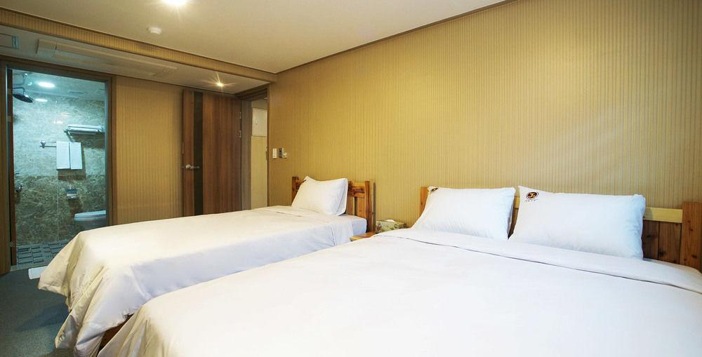 J2 Family Hotel Jeju Bagian luar foto