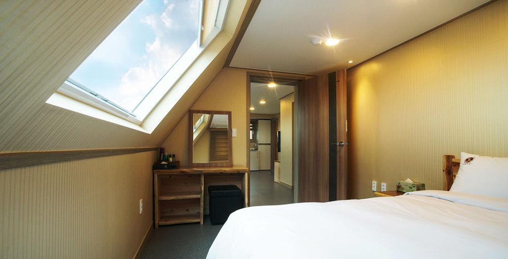 J2 Family Hotel Jeju Bagian luar foto