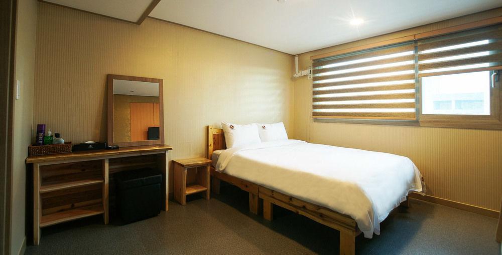 J2 Family Hotel Jeju Bagian luar foto