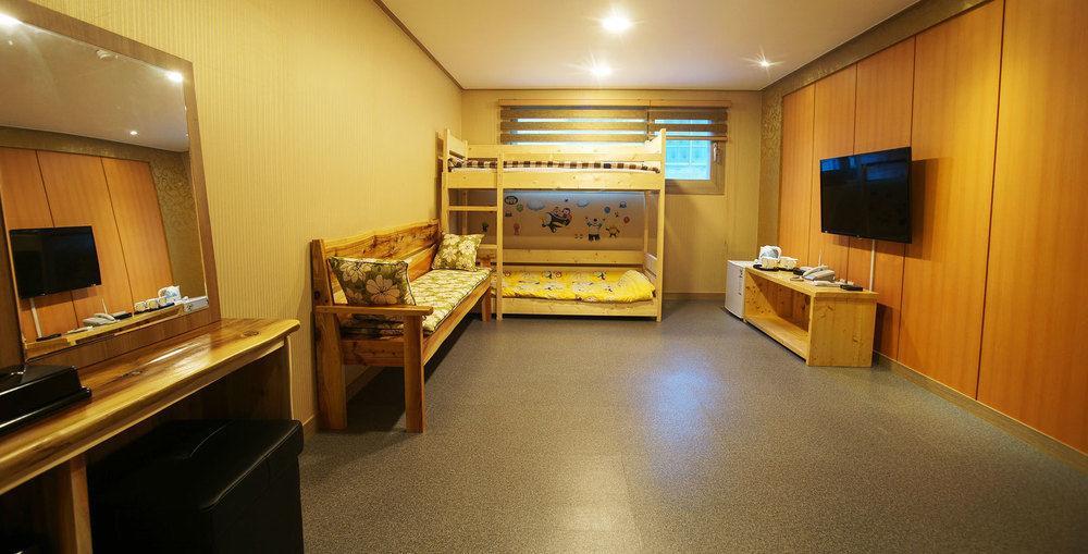 J2 Family Hotel Jeju Bagian luar foto