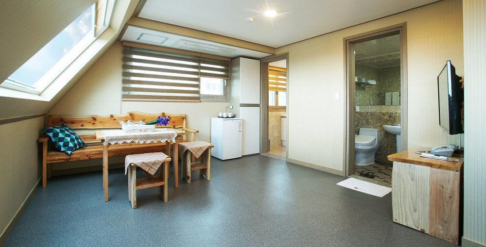 J2 Family Hotel Jeju Bagian luar foto