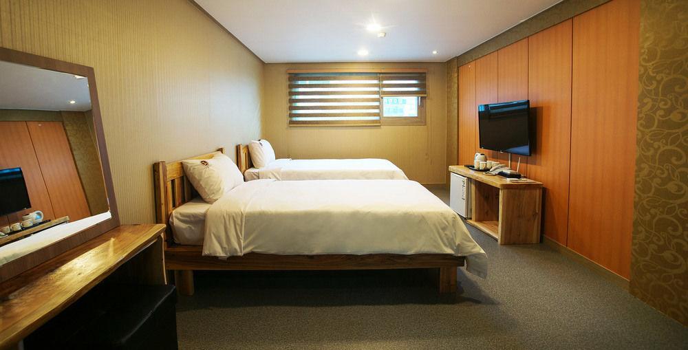 J2 Family Hotel Jeju Bagian luar foto
