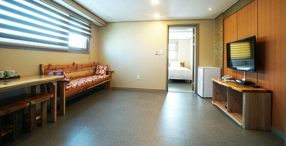 J2 Family Hotel Jeju Bagian luar foto