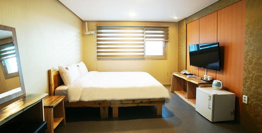 J2 Family Hotel Jeju Bagian luar foto