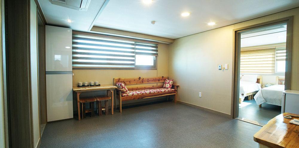 J2 Family Hotel Jeju Bagian luar foto