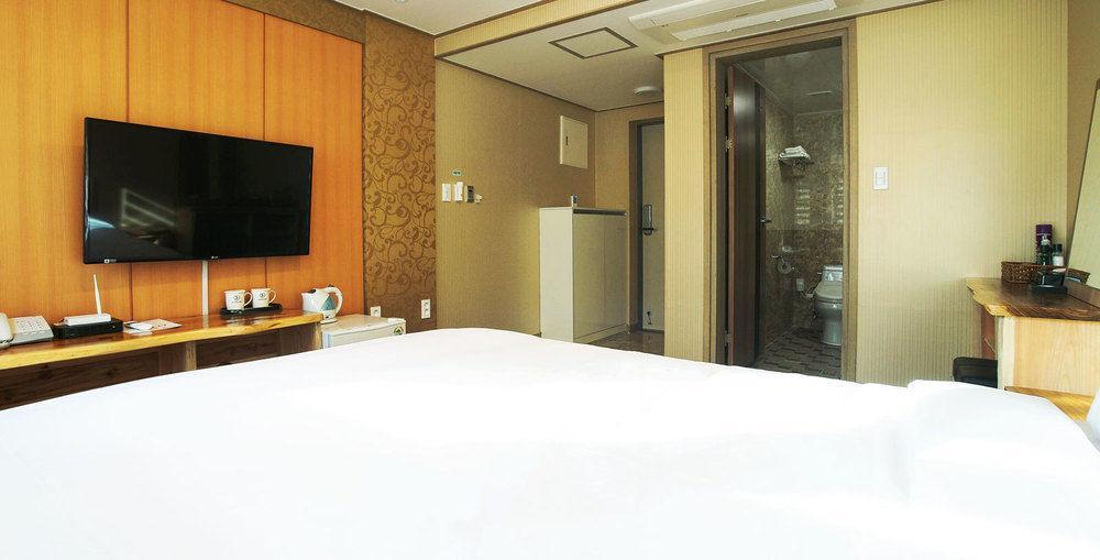 J2 Family Hotel Jeju Bagian luar foto