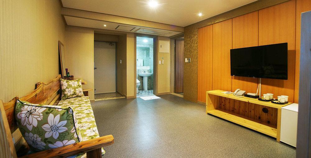J2 Family Hotel Jeju Bagian luar foto