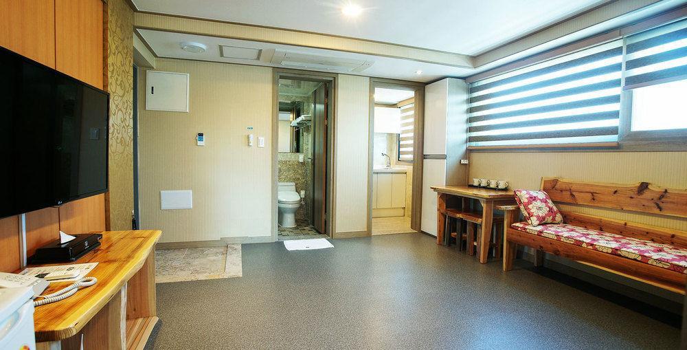 J2 Family Hotel Jeju Bagian luar foto