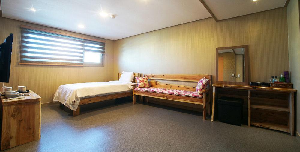 J2 Family Hotel Jeju Bagian luar foto