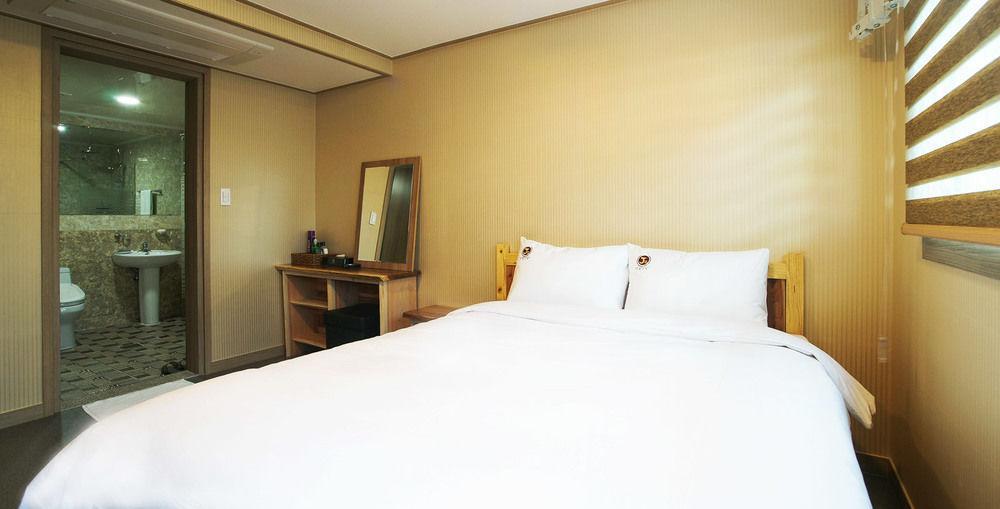 J2 Family Hotel Jeju Bagian luar foto