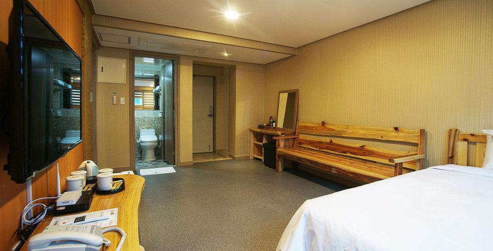 J2 Family Hotel Jeju Bagian luar foto
