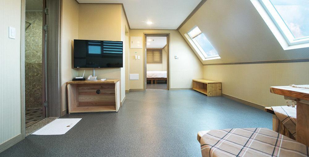 J2 Family Hotel Jeju Bagian luar foto
