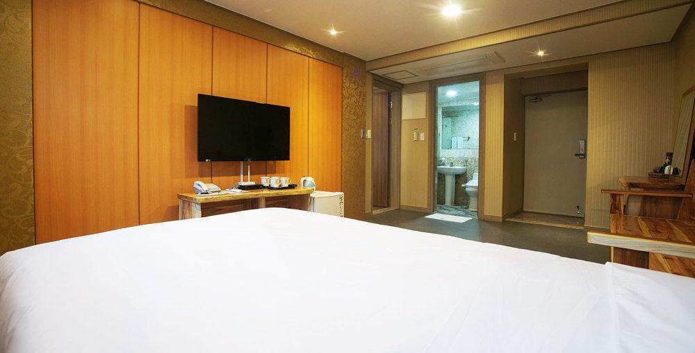 J2 Family Hotel Jeju Bagian luar foto