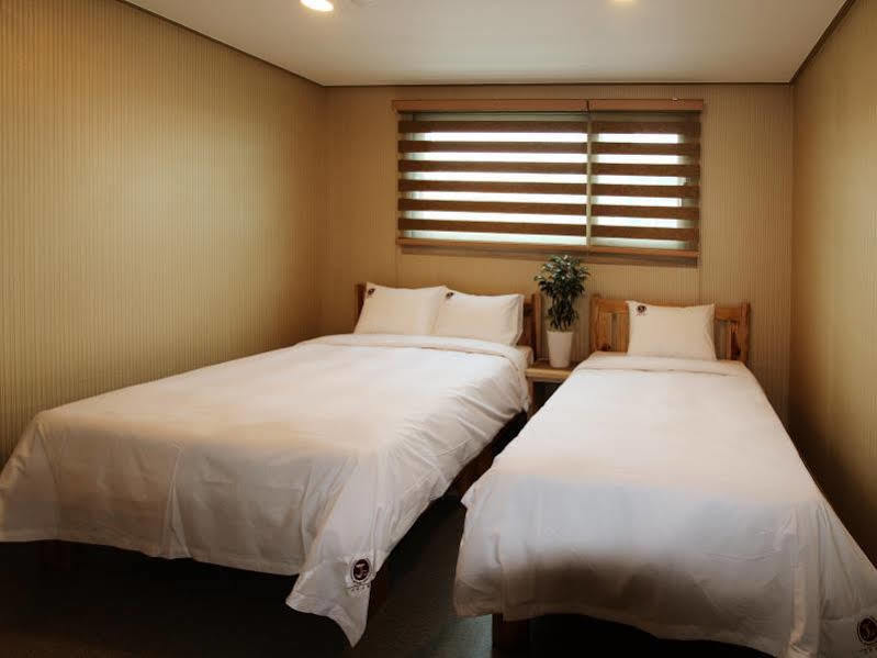 J2 Family Hotel Jeju Bagian luar foto
