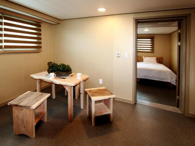 J2 Family Hotel Jeju Bagian luar foto